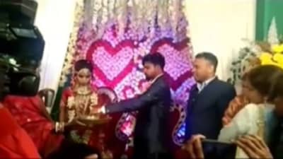 Video: ગુસ્સે થયેલી દુલ્હનનો વીડિયો થયો વાયરલ, જુઓ ફૂલહાર પછી તેણે શું કર્યું ?