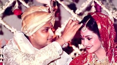 અનિલ અંબાણીએ ટીનાને લગ્નમાં જોઈ હતી.  પરંતુ તે સમયે તેમને એક સાઈડ લવ ના હતો પરંતુ  ટીના તેને ચોકકસ પસંદ હતી. તેને યાદ આવ્યું કે ટીનાએ કાળી સાડી પહેરી હતી અને તે ખૂબ જ સુંદર લાગી રહી હતી. આ પછી બંને ફરી એકવાર મળ્યા અને તે સમયે અનિલનો પરિચય ત્રીજા વ્યક્તિએ કરાવ્યો હતો. તે સમયે ટીના એક મોટી અભિનેત્રી હતી, તેથી તે તેની સાથે વધુ વાત કરતી નહોતી.
