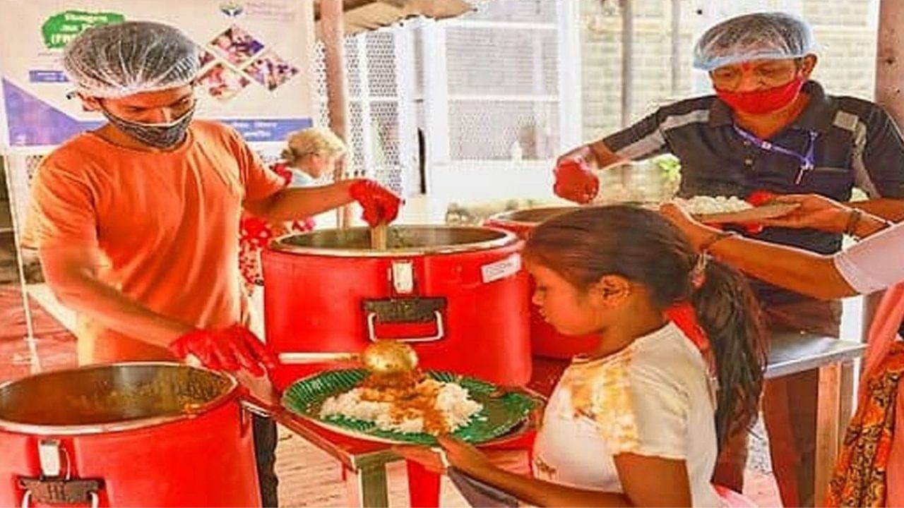મુંબઈમાં દરરોજ 25 હજાર ગરીબોને મળશે વિનામુલ્યે ભોજન, અક્ષય ચૈતન્ય નામની સંસ્થાએ શરૂ કર્યું એક સેન્ટ્રલાઈઝ્ડ કિચન 