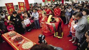 China: ઘટતી જતી વસ્તીથી ચિંતિત થયુ ડ્રેગન, શાસક પક્ષે યુવાનોના લગ્ન કરાવવા ભર્યું આ પગલુ