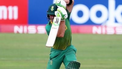 દક્ષિણ આફ્રિકાના વિસ્ફોટક બેટ્સમેન ડેવાલ્ડ બ્રેવિસે અંડર-19 વર્લ્ડ કપમાં પોતાની તોફાની સ્ટાઈલથી ચાહકોને પ્રભાવિત કર્યા છે. તેમની ચર્ચા માત્ર તેમના દેશમાં જ નહીં પરંતુ સમગ્ર વિશ્વમાં થઈ રહી છે. 'બેબી ડી વિલિયર્સ' તરીકે જાણીતો, બ્રેવિસ હાલમાં ટૂર્નામેન્ટમાં સૌથી વધુ રન બનાવનાર ખેલાડી છે.