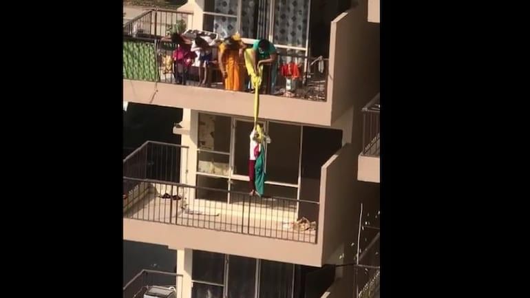 Faridabad: સાડી લેવા માટે માતાએ પુત્રને 10માં માળની બાલ્કનીમાંથી બેડશીટ વડે લટકાવ્યો, વીડિયો થયો વાઈરલ