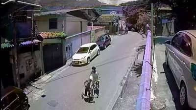 સોશિયલ મીડિયા પર Viral થઈ રહ્યો છે ફની એક્સિડેન્ટનો વીડિયો, લોકોએ કહ્યું, આમા વાંક કોનો ?