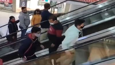 Viral video : જ્યારે બે યુવક એસ્કેલેટર પર ચડવા લાગ્યા ઊંધા, વિડિયો જોઈને લોકો બોલ્યા કેટલા તેજસ્વી લોકો છે