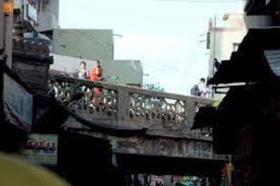 અમદાવાદના ગાંધી રોડ પર ફર્નાન્ડિસ બ્રિજ આવેલો છે તેની નીચેથી પસાર થતા રોડ પર પુસ્તકોની સંખ્યાબંધ દુકાન આવેલી છે. આ પુસ્તક બજાર અમદાવાદમાં જ નહીં બહાર પણ એટલું જ જાણીતું છે. વિદ્યાર્થીઓ અને પુસ્તક પ્રેમીઓ માટે આ જગ્યા હંમેશાં આકર્ષણનું કેન્દ્ર રહે છે. પુસ્તકની શોધમાં આવનાર તમામ લોકોને પોતાની પસંદગીના નવા અને જૂના પુસ્તકો અહીંથી મળી રહે છે. કોઈ તેને ફર્નાન્ડિસ બ્રિજ તો કોઈ તેને ગાંધી બ્રિજનું ચોપડા બજાર પણ કહે છે. અહીંના પુસ્તક વિક્રેતાઓ પાસે એટલી જબરદસ્ત માર્કેટિંગ કુશળતા છે અને તેઓ તમને ગલીમાં પ્રવેશતાની સાથે જ તેમના સ્ટોલ પરથી પુસ્તકો ખરીદવા માટે મજબુર કરી દેશે.