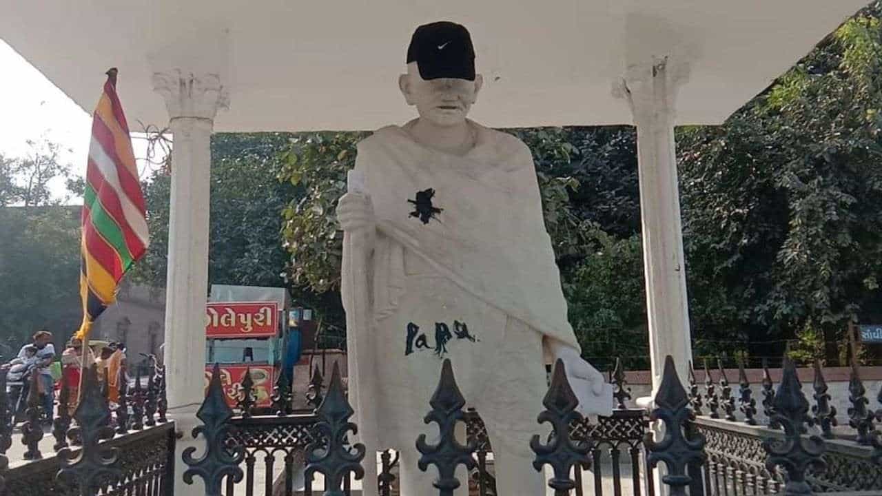 Kutch: હે રામ! ભુજમાં ગાંધી પ્રતિમાને કોઇ ટોપી પહેરાવી ગયું, કાળા રંગથી પાપા લખ્યું, લોકોમાં નારાજગી