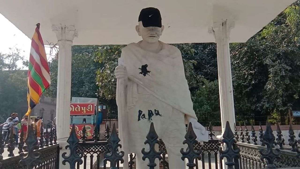 Kutch: હે રામ! ભુજમાં ગાંધી પ્રતિમાને કોઇ ટોપી પહેરાવી ગયું, કાળા રંગથી 'પાપા' લખ્યું, લોકોમાં નારાજગી