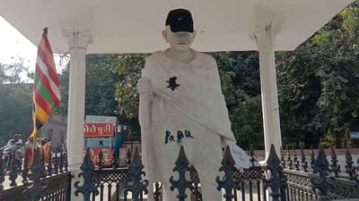 Kutch: હે રામ! ભુજમાં ગાંધી પ્રતિમાને કોઇ ટોપી પહેરાવી ગયું, કાળા રંગથી 'પાપા' લખ્યું, લોકોમાં નારાજગી