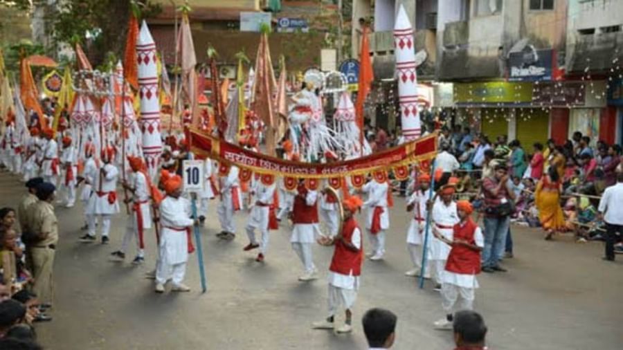 ગોવા: હોળીની ઉજવણી માટે અહીં પાંચ દિવસ સુધી શિગ્મો-ઉત્સવ ઉજવવામાં આવે છે. આ દરમિયાન અનેક પ્રકારની પરેડ કાઢવામાં આવે છે, જેને જોવા માટે મોટી સંખ્યામાં લોકો અહીં પહોંચે છે.
