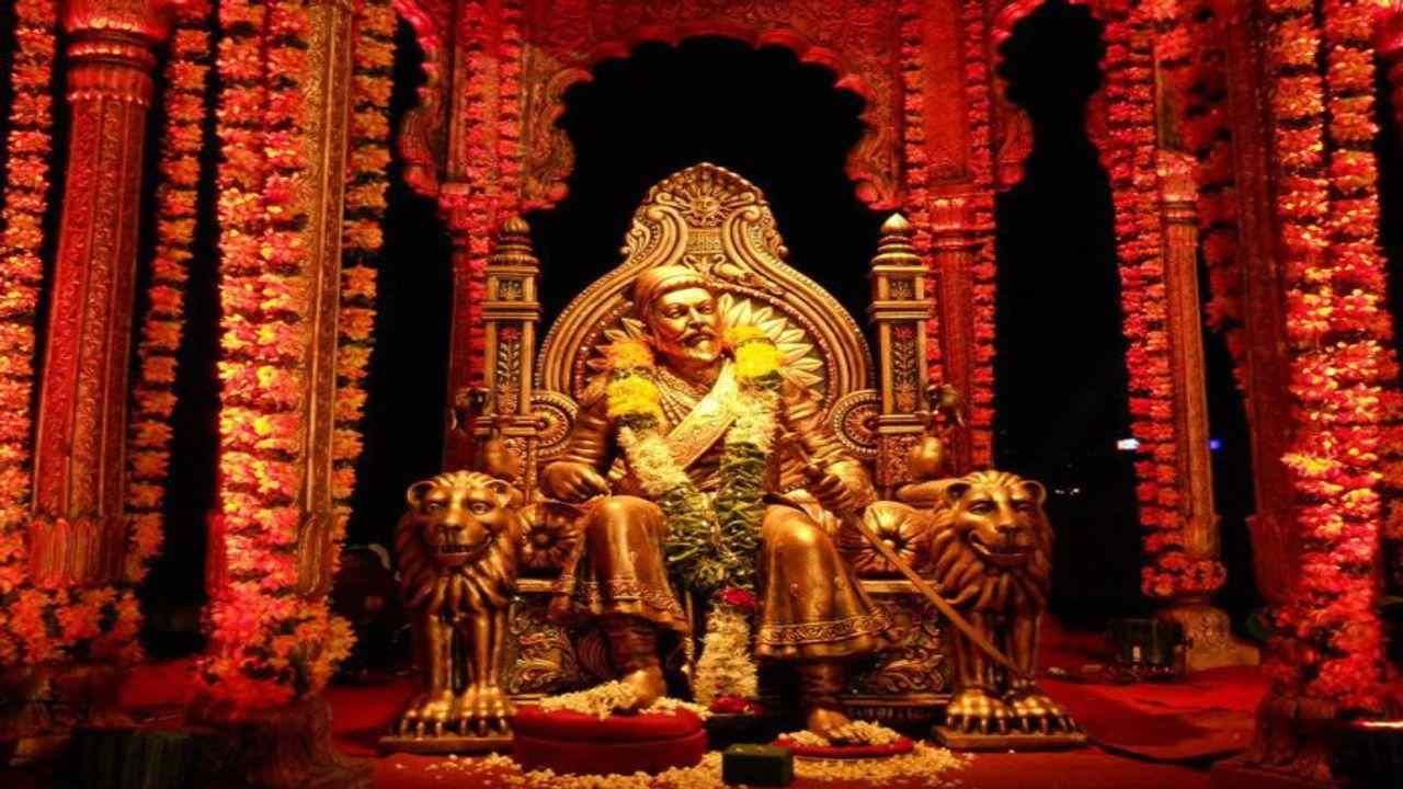ભારતીય ઈતિહાસના મુઘલ કાળ દરમિયાન મરાઠાઓએ દેશ માટે આપેલા યોગદાનમાં છત્રપતિ શિવાજી મહારાજનું (Chatrapati Shivaji Maharaj) નામ સૌથી વધુ મહત્ત્વપૂર્ણ રીતે લેવામાં આવે છે. દેશ આજે શિવાજી મહારાજનો 392મો જન્મદિવસ ઉજવી રહ્યો છે. શિવાજી મહારાજે મુઘલો (Mughals) સામે લડત કરી દેશમાં રાષ્ટ્રવાદની ભાવના જગાડી, જનતામાં એવો વિશ્વાસ જગાડ્યો. જે આજે પણ લોકોને પ્રેરણા અને ઉત્સાહથી ભરી દે છે. તેણે ઔરંગઝેબ સામે સંઘર્ષ કરીને પોતાનું મરાઠા સામ્રાજ્ય સ્થાપ્યું. (Image-Indian booklet)