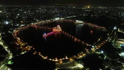 લાખોટા તળાવની મધ્યમાં પત્થરના ગઢ પર વર્તુળાકાર લાખોટા કોઠો સ્થિત છે. ઇ.સ.1834, 1839 અને 1864ના નિષ્ફળ ચોમાસા દરમિયાન જામ રણમલજી-2ના હુકમથી આ કોઠાનું દુષ્કાળ રાહત માટે નિર્માણ થયેલુ. હકીકત તો એવી છે કે આ માળખુ એક કિલ્લા તરીકે રચાયેલ હતું. જે દુશ્મન સૈનિકોના આક્રમણને અટકાવવા માટે નિર્મિત થયો હતો. આ કિલ્લો હવે લાખોટા પેલેસ તરીકે પણ ઓળખાય છે અને તે હાલમાં લાખોટા મ્યુઝિયમ ધરાવે છે. 