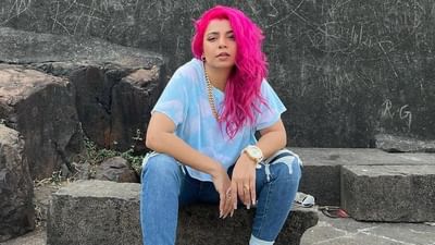 જાસ્મીન કૌર સેન્ડલ એક ભારતીય-અમેરિકન કલાકાર છે જે મુખ્યત્વે પંજાબી ગીતો લખે છે અને ગાઈ પણ છે. તેમના ગીતોના ઘણા કોન્સર્ટ પણ થાય છે. તેમની સીંગીગ સ્ટાઇલમાં પંજાબી રેપ, ભારતીય શાસ્ત્રીય, પોપ અને પંજાબી લોક સંગીતનો સમાવેશ થાય છે. પોતાના ગુલાબી વાળ માટે પ્રખ્યાત જાસ્મીનનો આજે જન્મદિવસ છે.
