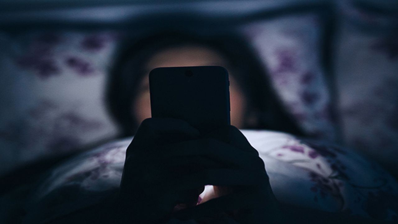 Health: શું તમને પણ રાત્રે અંધારામાં ફોન વાપરવાની આદત છે, તો ચેતી જજો