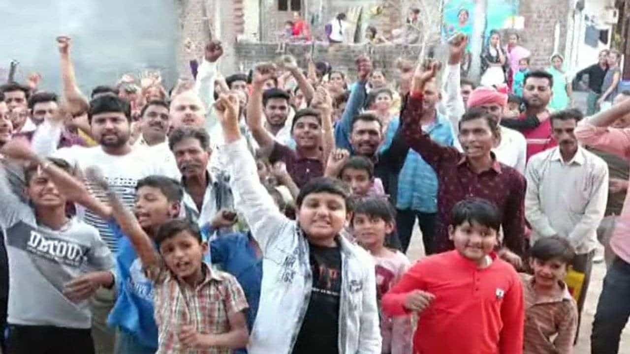 Panchmahal: હાલોલ ખાતે આવેલ રાધિકા નગર સોસાયટીના 200 ઉપરાંત પરિવારોને રસ્તે રઝળવાનો વારો આવ્યો