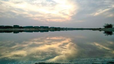 અમે વાત કરી રહ્યા છીએ લુની નદીની. લુની નદી રાજસ્થાનના અજમેર જિલ્લામાં 772 મીટરની ઊંચાઈએ આવેલી નાગ ટેકરીઓમાંથી નીકળે છે. આ નદી અજમેરથી નીકળ્યા પછી, દક્ષિણ-પશ્ચિમ રાજસ્થાન નાગૌર, જોધપુર, પાલી, બાડમેર, જાલોર જિલ્લામાંથી વહેતી ગુજરાતના કચ્છ જિલ્લામાં પ્રવેશે છે અને કચ્છના રણમાં લુપ્ત થઈ જાય છે.(Image-patrika news)
