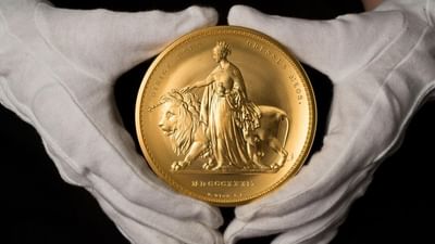 બ્રિટનની રોયલ મિન્ટ દુર્લભ પેટર્નવાળા સિક્કાની હરાજી કરશે. એક કિલો વજનના આ સોનાના સિક્કાની આગામી મહિને હરાજી કરવામાં આવશે. આ સિક્કો રોયલ મિન્ટ માટે ખાસ છે. આ સિક્કામાં સિંહ સાથે રાણી વિક્ટોરિયાનું ચિત્ર કોતરવામાં આવ્યું છે.