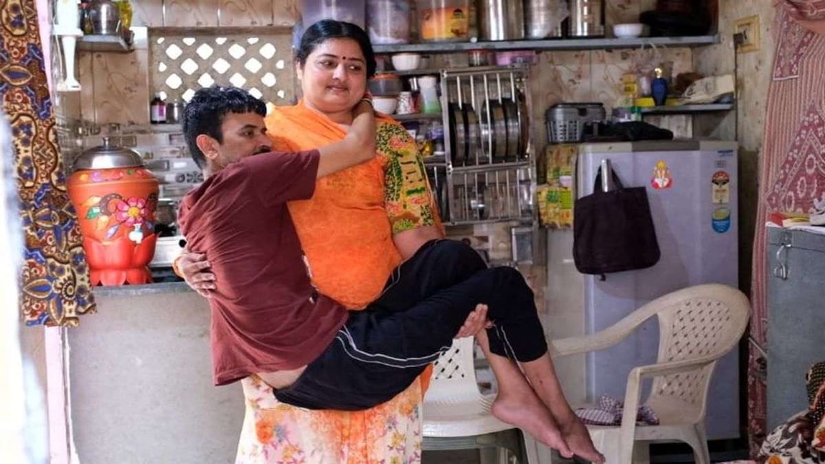 Real Valentine: રાજકોટમાં છેલ્લા 15 વર્ષથી લકવાગ્રસ્ત પતિની સેવા કરે છે પત્ની