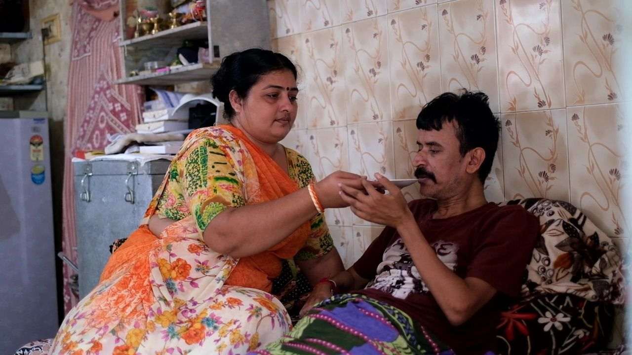 Real Valentine Wife has been serving paralyzed husband in Rajkot for last 15 years