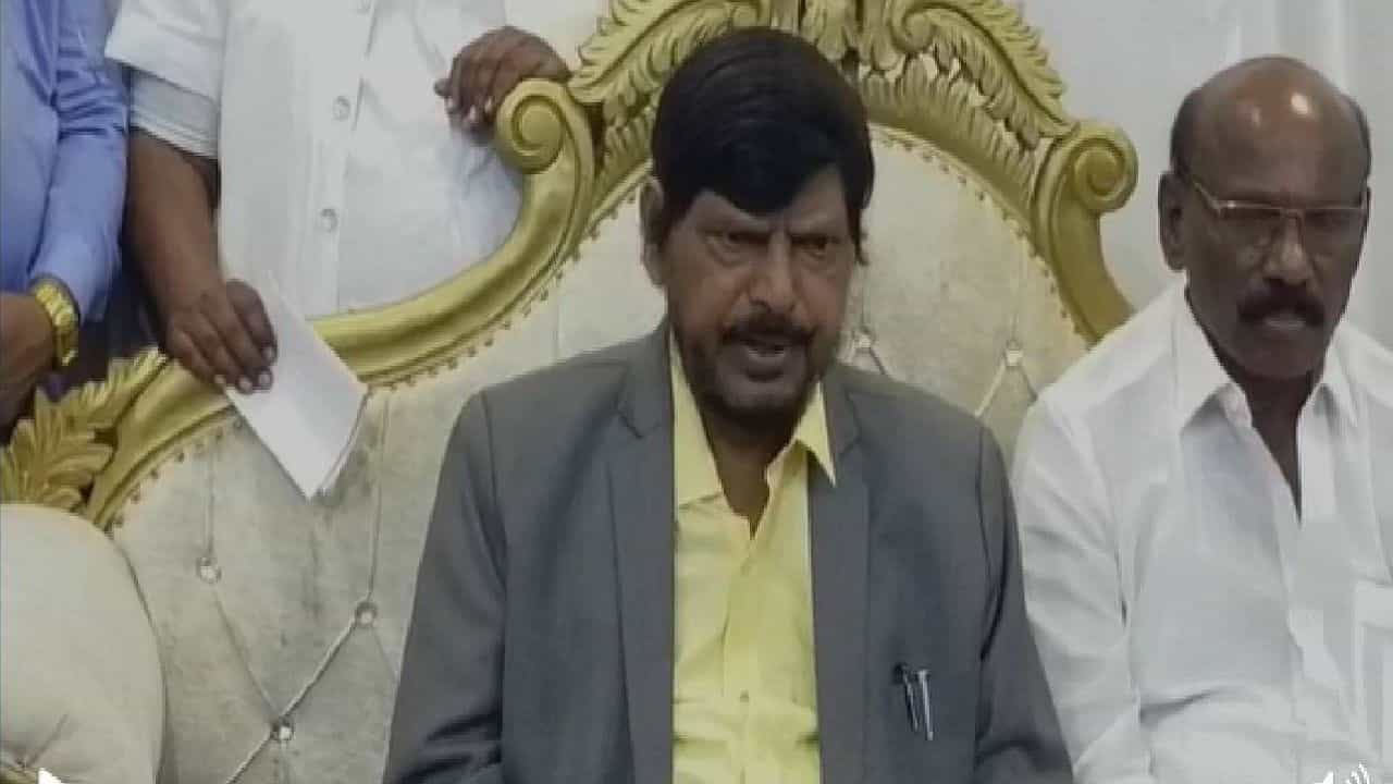 Maharashtra : પુતિનનું બગડ્યુ છે બ્રેઈન, તેથી પરેશાન છે યુક્રેન, કેન્દ્રીય મંત્રી રામદાસ આઠવલેની રશિયા-યુક્રેન સંકટ પર અલગ વ્યાખ્યા