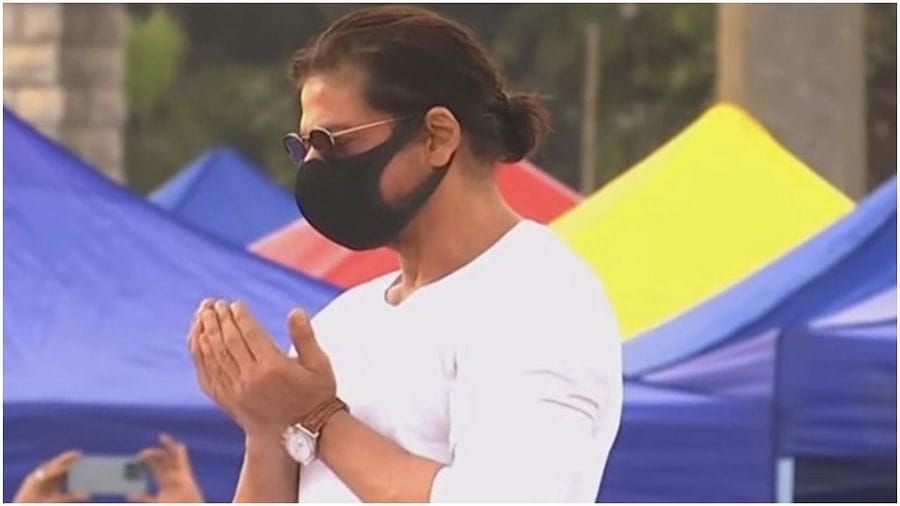 Fact Check : લતા મંગેશકરને શ્રદ્ધાંજલિ આપતા શાહરૂખ ખાન સાથે શું થઇ હતી ગેરસમજ, જાણો આ પાછળનું સત્ય અને સાચું કારણ Fact Check : લતા મંગેશકરને શ્રદ્ધાંજલિ આપતા શાહરૂખ ખાન સાથે શું થઇ હતી ગેરસમજ, જાણો આ પાછળનું સત્ય અને સાચું કારણ