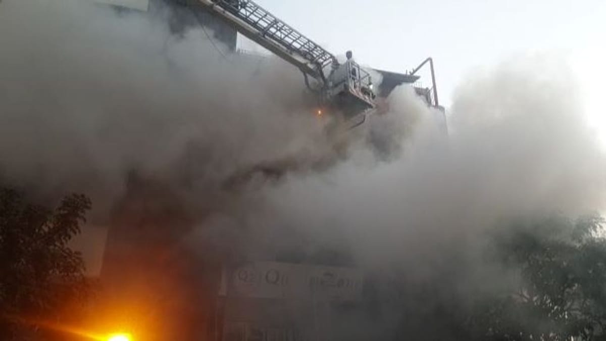 સુરતમાં ફરી તક્ષશિલા કાંડ બનતા રહી ગયોઃ ડભોલીમાં બિલ્ડિંગમાં આગ લાગતાં 20 વિદ્યાર્થિનીઓ ફસાઈ, ફાયરે બ્રિગેડે બચાવી લીધી સુરતમાં ફરી તક્ષશિલા કાંડ બનતા રહી ગયોઃ ડભોલીમાં બિલ્ડિંગમાં આગ લાગતાં 20 વિદ્યાર્થિનીઓ ફસાઈ, ફાયરે બ્રિગેડે બચાવી લીધી