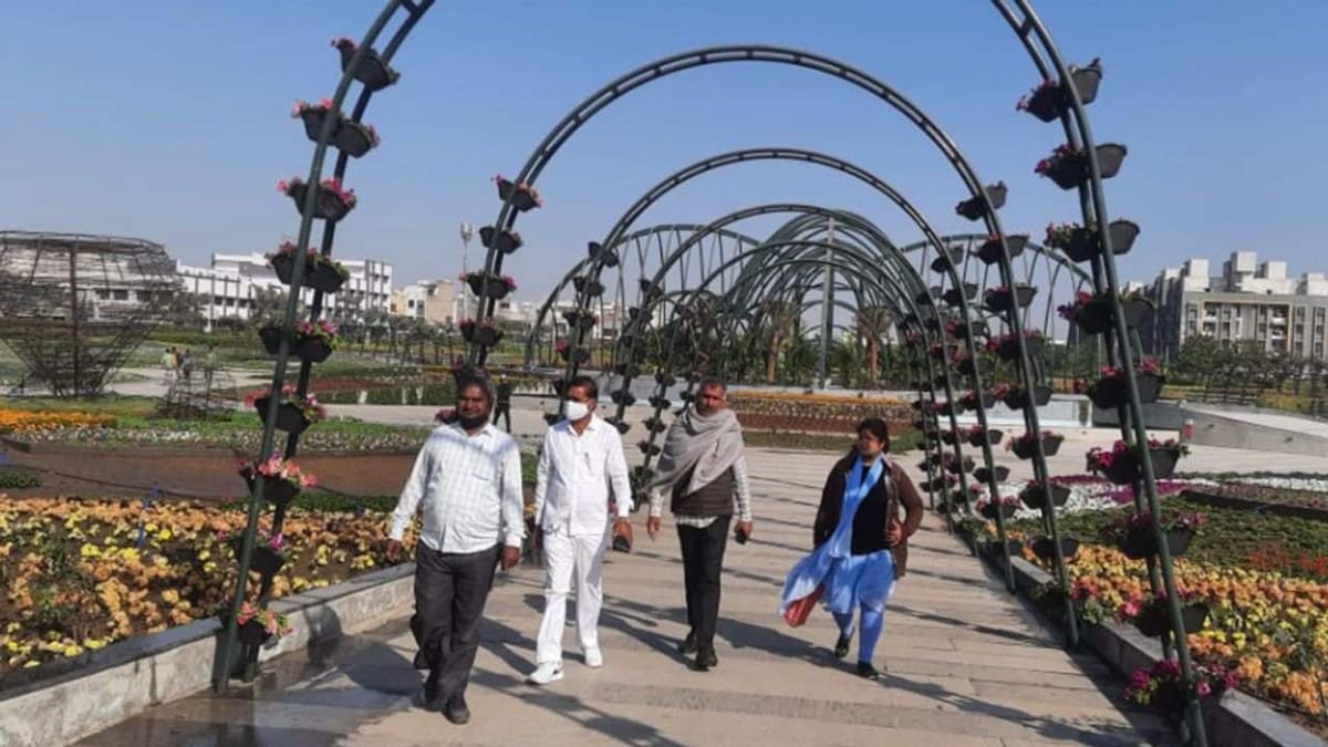 Surat : ડિંડોલીમાં 14 કરોડના ખર્ચે બનાવવામાં આવેલા ફ્લાવર ગાર્ડનમાં ચોરીની ફરિયાદો Surat : ડિંડોલીમાં 14 કરોડના ખર્ચે બનાવવામાં આવેલા ફ્લાવર ગાર્ડનમાં ચોરીની ફરિયાદો