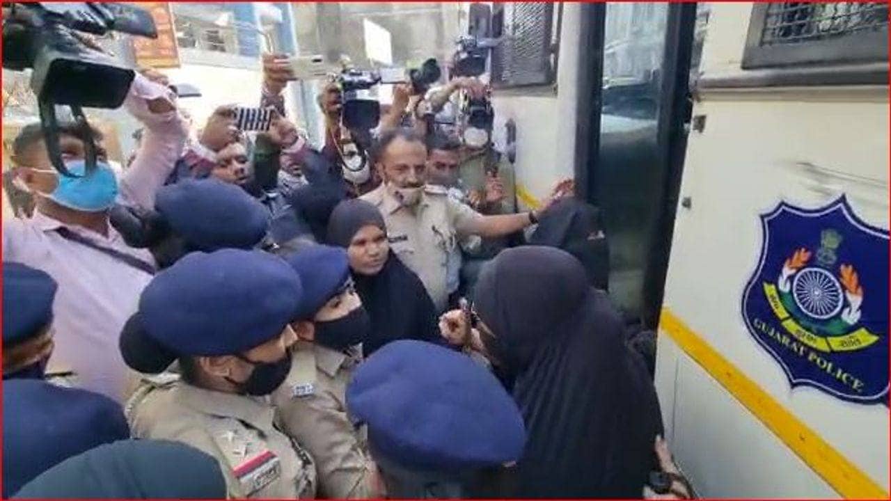 હિજાબનો વિવાદ હવે ગુજરાત સુધી પહોંચ્યો, અમદાવાદ અને સુરતમાં મહિલાઓ દ્વારા રેલીનું આયોજન, અટકાયતો કરાઈ