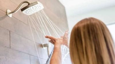 Shower mistakes:નાહવું એ આપણી દિનચર્યાનો ખૂબ જ સામાન્ય ભાગ છે, પરંતુ આ દરમિયાન લોકો ઘણી વાર આવી ભૂલો કરે છે, જે ત્વચા પર પિમ્પલ્સનું કારણ બની જાય છે.તમને આ ભૂલો વિશે જણાવવા જઈ રહ્યા છીએ.  ખૂબ જ ગરમ પાણીથી નહાવુંઃ ઠંડીમાં ગરમ ​​પાણીથી નહાવું કોને ન ગમે, પરંતુ સ્કિન સ્પેશિયાલિસ્ટના મતે પાણી વધુ ગરમ હોવું સારું નથી. તેનાથી ત્વચા પર ખીલ થઈ શકે છે.