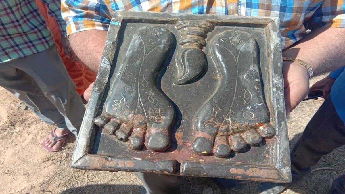 KUTCH : મંદિર ચોરી પછી હવે ભુજ નજીક સ્વામીનારાયણ ભગવાનના પગલા કોઇ તળાવમાં ફેંકી જતા રોષ !