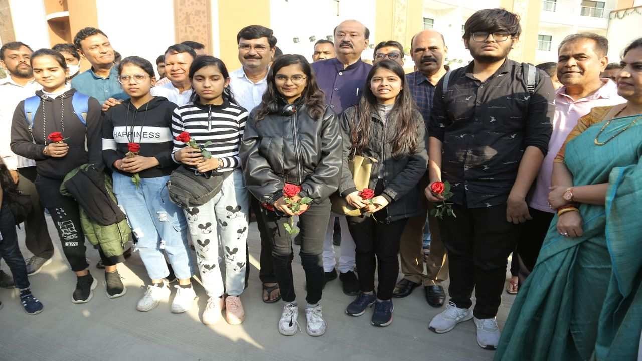 Surat : યુક્રેનમાં ફસાયેલ 6 વિદ્યાર્થીઓ પરત આવતા વાલીઓના આંખમાં આંસુ, વિદ્યાર્થીઓનું ગુલાબનું ફુલ આપી સ્વાગત કરાયું