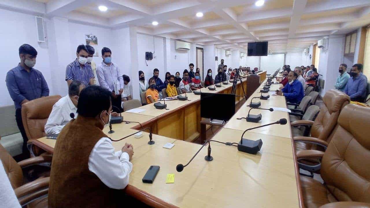 પાકિસ્તાની 41 હિંદુઓને ભારતીય નાગરિકતા પત્ર એનાયત થતાં સર્જાયા ભાવસભર દ્રશ્યો