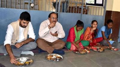 Anand : મધ્યાહન ભોજન યોજનાનો પ્રારંભ, જિલ્લા કલેક્ટર- જિલ્લા વિકાસ અધિકારીએ બાળકો સાથે મધ્યાહન ભોજન આરોગ્યુ