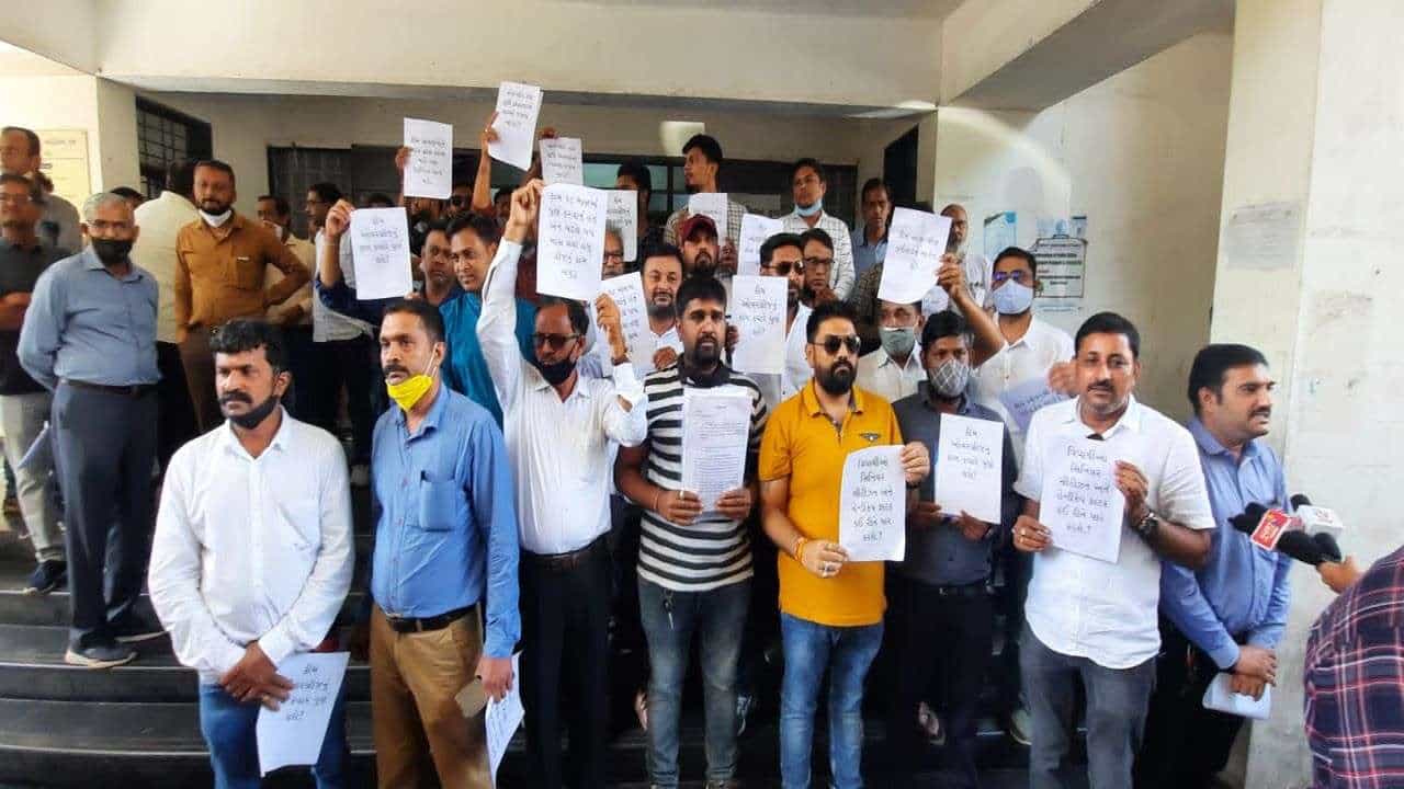 Surat : કીમ રેલવે ફાટક ફરી શરૂ કરવા સ્થાનિકોની કલેકટરને રજુઆત, ફ્લાયઓવરની કામગીરી મંથરગતિએ ચાલતા લોકોમાં આક્રોશ