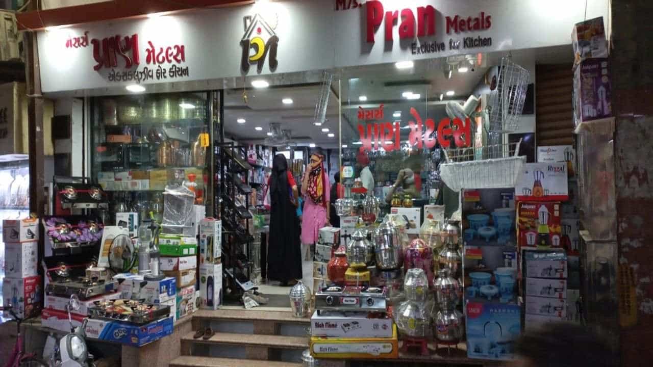 KUTCH : બાંધકામ મંજુરી નથી લીધી તો મેળવી લેજો, ભુજના ભરચક વિસ્તારમાં ઉભો કરાયેલ શો-રૂમ સીલ કરાયો