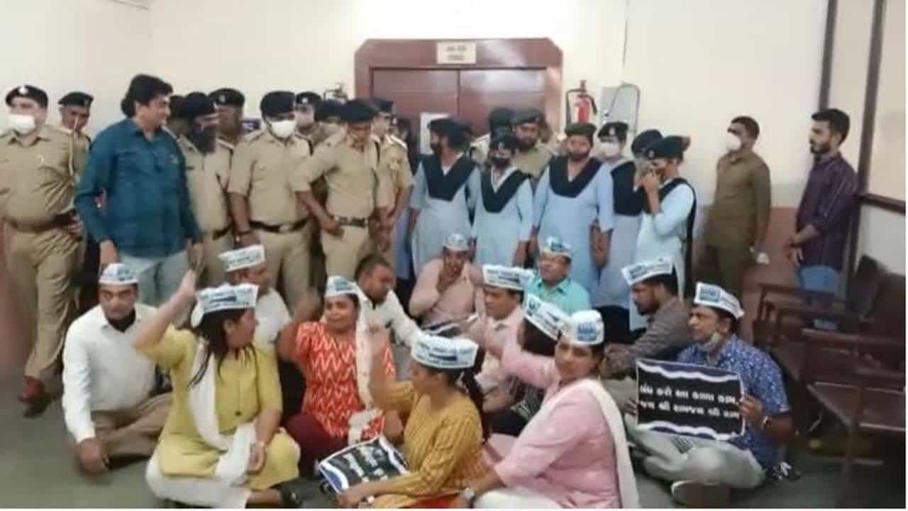 Surat : એસટીએમ કૌભાંડ મુદ્દે મનપા કચેરી પર હલ્લાબોલ, આપના 14 કોર્પોરેટરો વિરૂદ્ધ પોલીસ ફરિયાદ