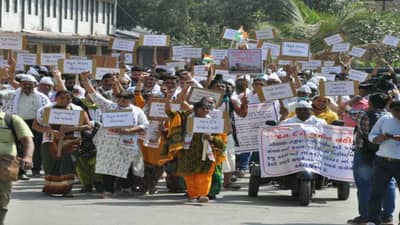 Surat:  હજીરા-ગોથાણ રેલવે ટ્રેક જમીન સંપાદનના વિરોધમાં મોટી સંખ્યામાં ખેડૂતો દ્વારા રેલી યોજી કલેકટરેને રજુઆત કરાઇ