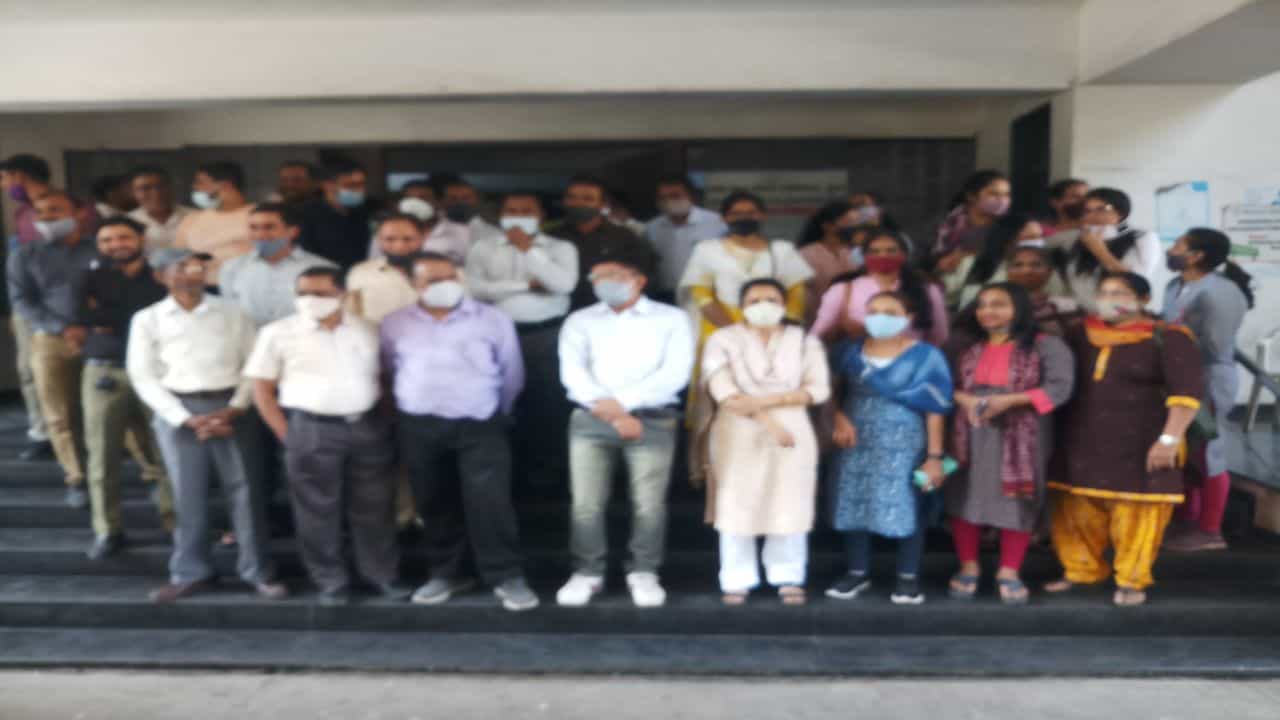 Surat : સાંસદ મનસુખ વસાવાના વાણીવિલાસના વિરોધમાં જિલ્લાના મહેસુલી વિભાગના કર્મચારીઓ માસ સીલ પર ઉતર્યા