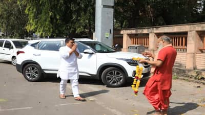 Surat : ગૃહમંત્રી હર્ષ સંઘવી પોલીસ સુરક્ષા વગર મંદિરે પહોંચ્યા, પરિવાર સાથે ધૂળેટીની ઉજવણી કરી