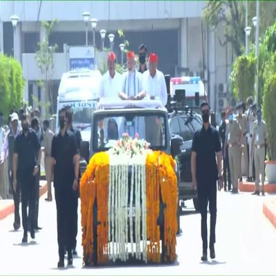 વડાપ્રધાન નરેન્દ્ર મોદીના અમદાવાદ એરપોર્ટ પર આગમન બાદ ગાંધીનગર કમલમ જવા ભવ્ય રોડ શો યોજાયો. વડાપ્રધાન સાથે આ રોડ શોમાં ભાજપ પ્રદેશ અધ્યક્ષ સી.આર. પાટિલ અને મુખ્યપ્રધાન ભુપેન્દ્ર પટેલ પણ જોડાયા. મોટા કાફલા સાથે આ ભવ્ય રોડ શો શરુ થયો.