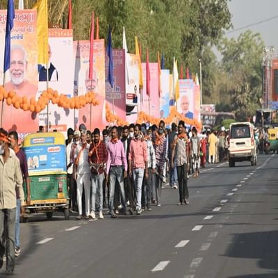 અમદાવાદ એરપોર્ટથી કમલમ ખાતે નીકળેલા રોડ શોના માર્ગ મોટી સંખ્યામાં બેનરો લગાવેલા જોવા મળ્યા. વડાપ્રધાનનું સ્વાગત કરવા માટે બેનરો લગાવેલા જોવા મળ્યા.