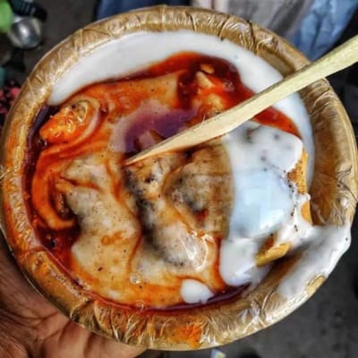 નટરાજ દહી વડા:  જો તમને દહી વડા અને ચાટનો સ્વાદ ગમતો હોય, તો તમે અહીં હાજર નટરાજ દહી વડાનું ટેસ્ટી ફૂડ ટ્રાય કરી શકો છો. એવું કહેવાય છે કે આ દુકાન ચાંદની ચોકમાં 1940થી છે.