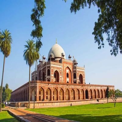 કોરોના મહામારી પછી પણ દુનિયાભરમાં અમીર લોકોની સંપત્તિમાં વધારો થયો છે. ભારતમાં પણ આ સમયગાળા દરમિયાન અબજોપતિઓની સંપત્તિમાં જ વધારો થયો નથી, પરંતુ તેમની સંખ્યામાં પણ વધારો થયો છે. હુરુનના તાજેતરના અહેવાલ મુજબ, ગયા વર્ષે ભારતમાં 51 નવા અબજોપતિ બન્યા હતા. આ સાથે ભારતમાં અબજોપતિઓની સંખ્યા હવે 250ને વટાવી ગઈ છે. હવે માત્ર અમેરિકા અને ચીન જ અબજોપતિઓની બાબતમાં ભારતથી આગળ છે. ધનકુબેર દેશના આ શહેરોમાં સૌથી વધારે રહે છે, પરંતુ આમાંથી કોઇ એક પણ અમદાવાદ-લખનૌમાં જેવા પ્રખ્યાત શહેરમાં નથી રહેતા (Photo: Getty)