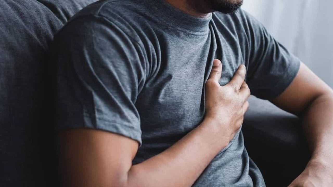 Cholesterol : જો શરીરમાં આ સંકેતો મળી રહ્યા છે, તો સમજી લો કે તમારું કોલેસ્ટ્રોલ ખતરનાક સ્થિતિ પર પહોંચી ગયું છે!