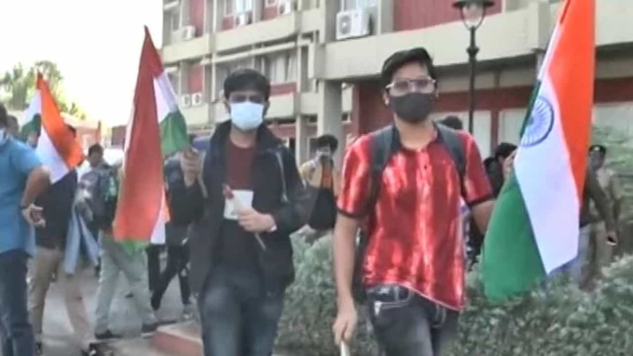 યુક્રેનથી ગુજરાતના 220 વિદ્યાર્થીઓ ગાંધીનગર પહોંચ્યા, સર્કિટ હાઉસ ખાતે જીતુ વાઘાણીએ તમામને આવકાર્યાં