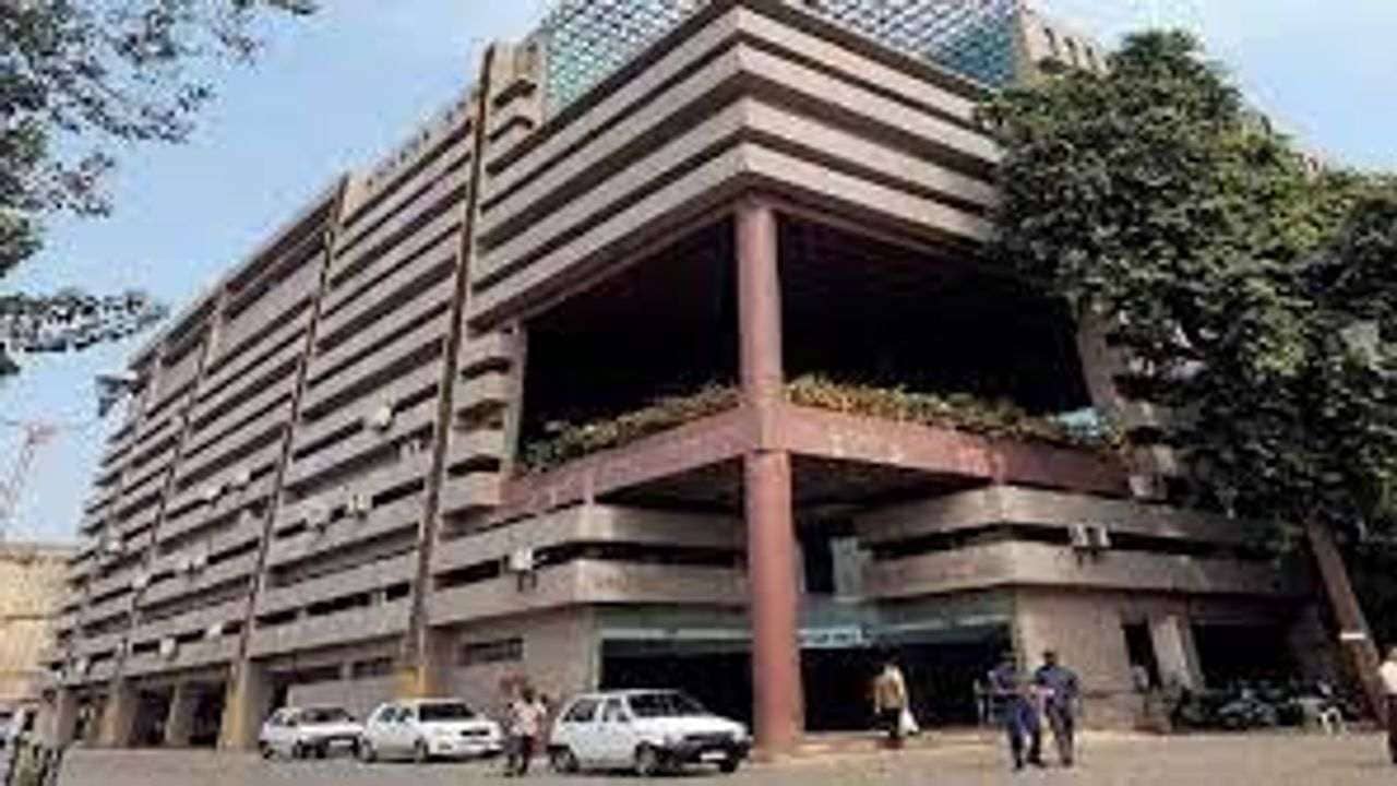 Ahmedabad: કોર્પોરેશનના વિવાદીત અધિકારીને ફરી ફરજ પર લેવાતા મહિલા કર્મચારીઓમાં રોષ, મેયર ઓફિસે પહોંચી વિરોધ નોંધાવ્યો