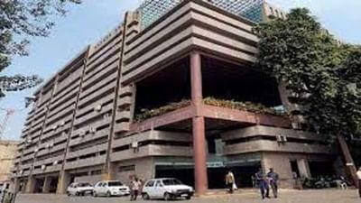 Ahmedabad: કોર્પોરેશનના વિવાદીત અધિકારીને ફરી ફરજ પર લેવાતા મહિલા કર્મચારીઓમાં રોષ, મેયર ઓફિસે પહોંચી વિરોધ નોંધાવ્યો