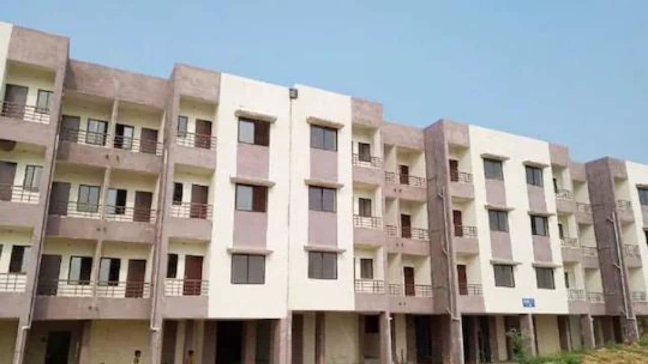 Ahmedabad : આવાસ યોજનાના મકાન ભાડે આપનારા માલિકો સામે કાર્યવાહીમાં વિલંબ થતાં વિવાદ