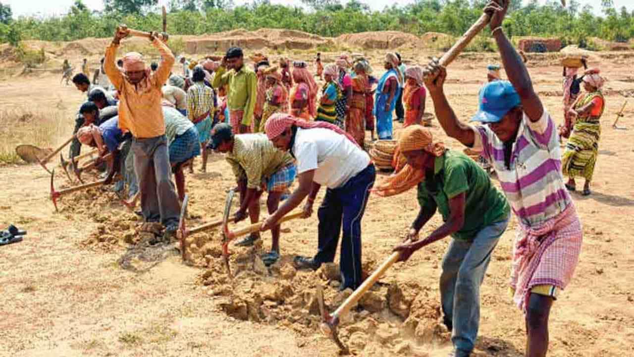 અમદાવાદની આ જમીન સાણંદના હજારો લોકો માટે બની છે ખજાનો, જાણો દિવસ-રાત ખોદકામ કરી લોકો શું કાઢી રહ્યા છે