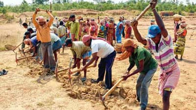 અમદાવાદની આ જમીન સાણંદના હજારો લોકો માટે બની છે ખજાનો, જાણો દિવસ-રાત ખોદકામ કરી લોકો શું કાઢી રહ્યા છે