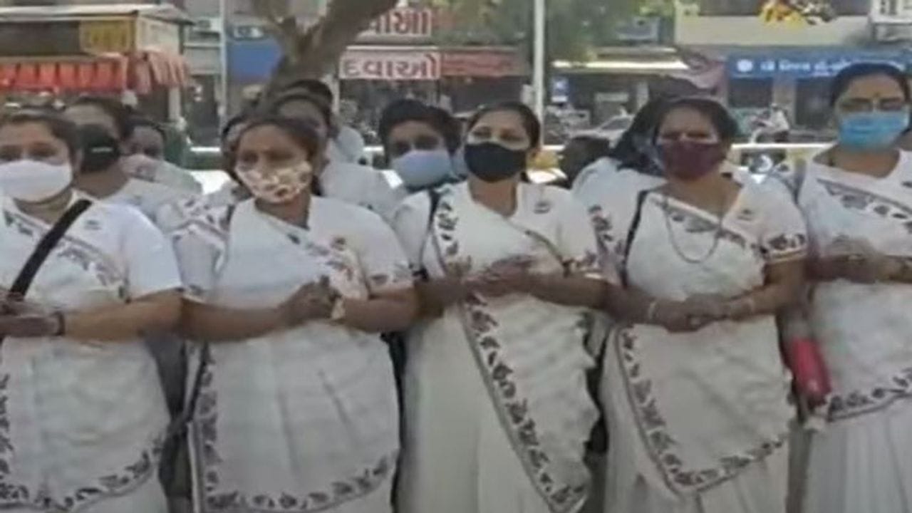 Ahmedabad : હરિધામ સોખડાના સંતોનો વિવાદ વકર્યો, કલેક્ટર કચેરી ખાતે હરિભક્તોએ રામધૂન બોલાવીને વિરોધ કર્યો Ahmedabad : હરિધામ સોખડાના સંતોનો વિવાદ વકર્યો, કલેક્ટર કચેરી ખાતે હરિભક્તોએ રામધૂન બોલાવીને વિરોધ કર્યો